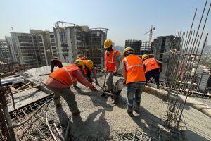 workers building counstruction workers